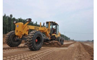 华体会网租赁平地机在蒙华铁路施工