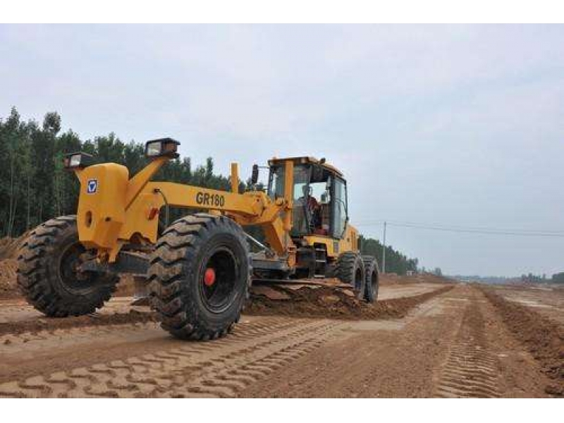 华体会网租赁平地机在蒙华铁路施工